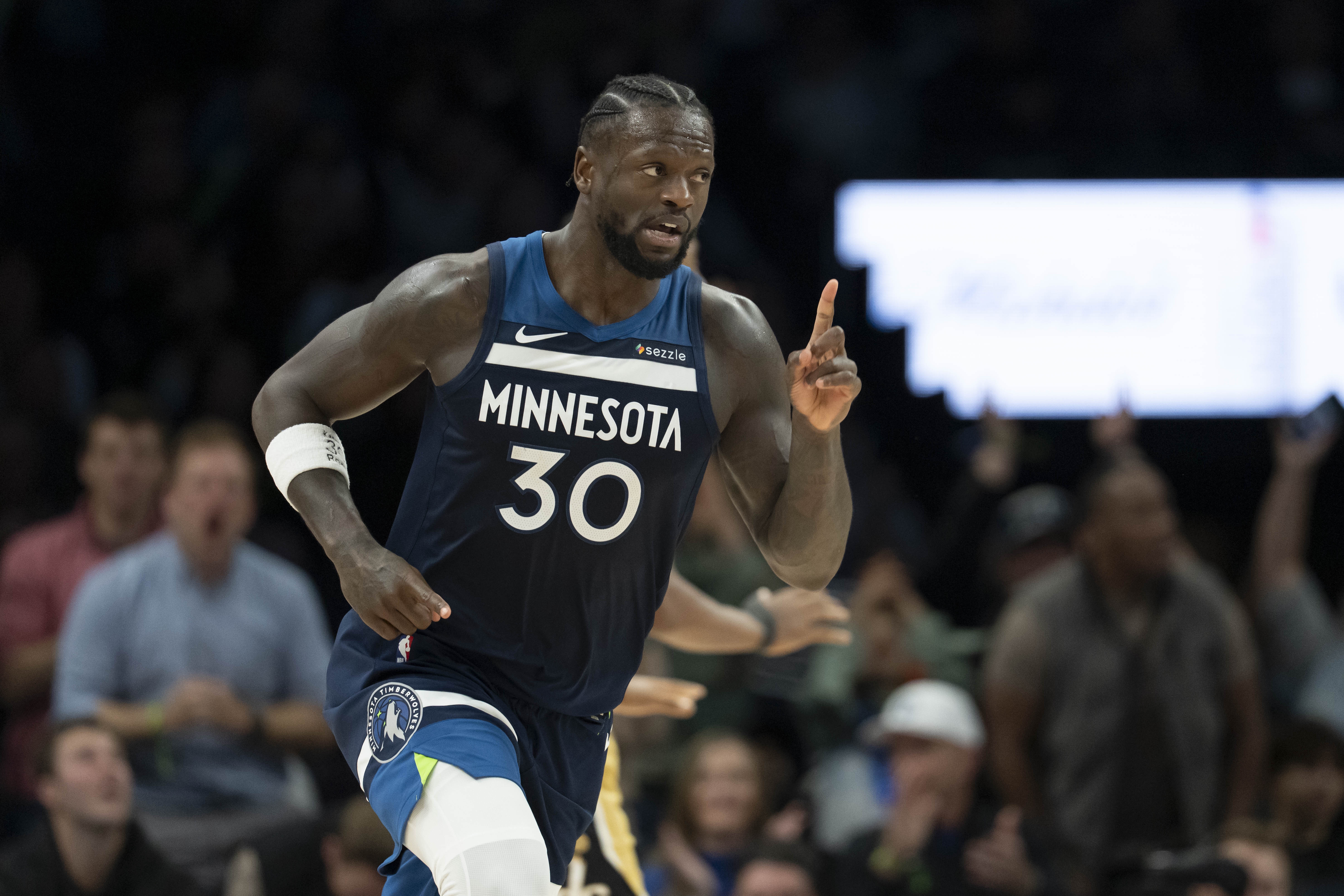 云开体育-完全不设防！兰德尔一个转身到内线轻松扣进 森林狼领先雄鹿31分