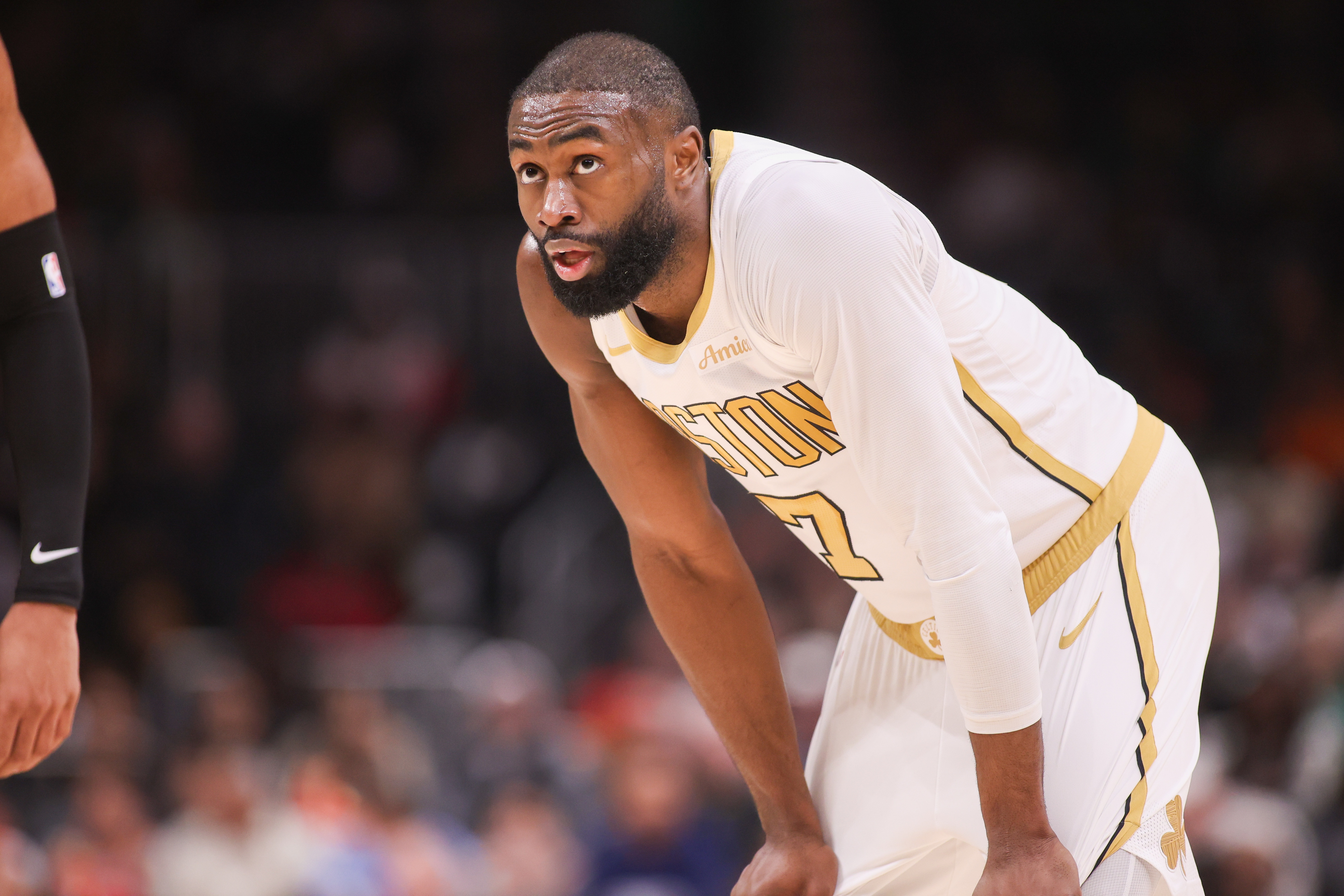 云开体育官网-要做更多了！杰伦·布朗半场13中5拿下13分4板3助 球队落后21分