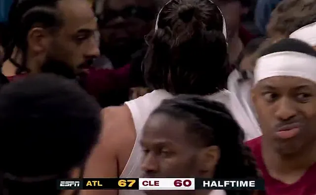 半场：骑士以60-67落后老鹰，莫布利16+10米切尔14分